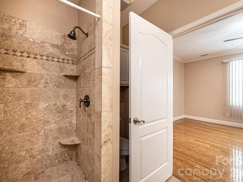 1825 Plaza Drive, Hickory, NC 28602.  MLS# CAR4337733, YatesRealty ID 8069. 