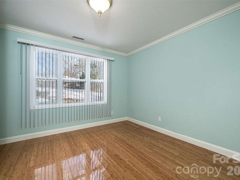 1825 Plaza Drive, Hickory, NC 28602.  MLS# CAR4337733, YatesRealty ID 8069. 