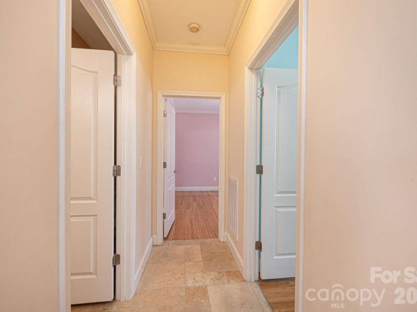 1825 Plaza Drive, Hickory, NC 28602.  MLS# CAR4337733, YatesRealty ID 8069. 