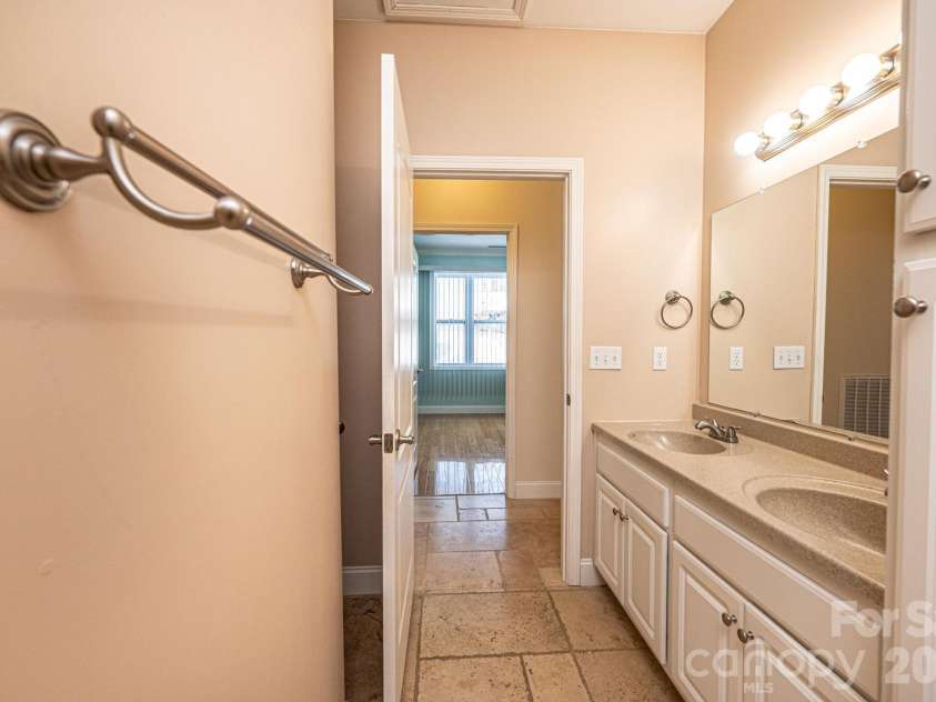 1825 Plaza Drive, Hickory, NC 28602.  MLS# CAR4337733, YatesRealty ID 8069. 
