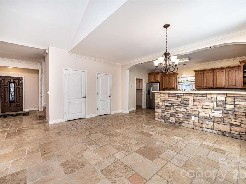 1825 Plaza Drive, Hickory, NC 28602.  MLS# CAR4337733, YatesRealty ID 8069. Dining Area