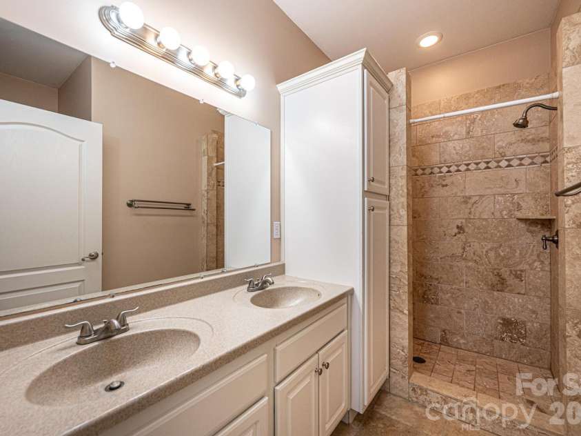 1825 Plaza Drive, Hickory, NC 28602.  MLS# CAR4337733, YatesRealty ID 8069. Double Vanity Guest Full Bathroom