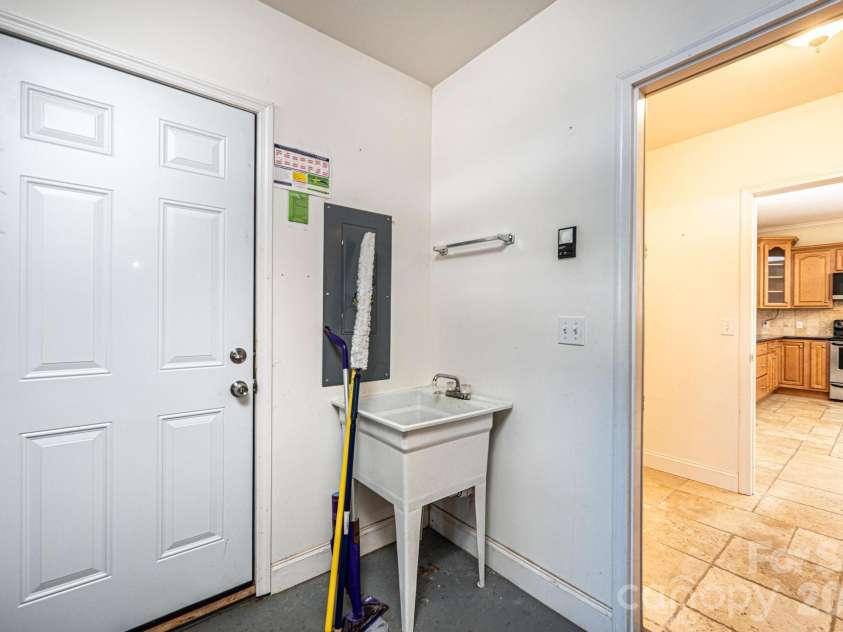 1825 Plaza Drive, Hickory, NC 28602.  MLS# CAR4337733, YatesRealty ID 8069. Garage Sink
