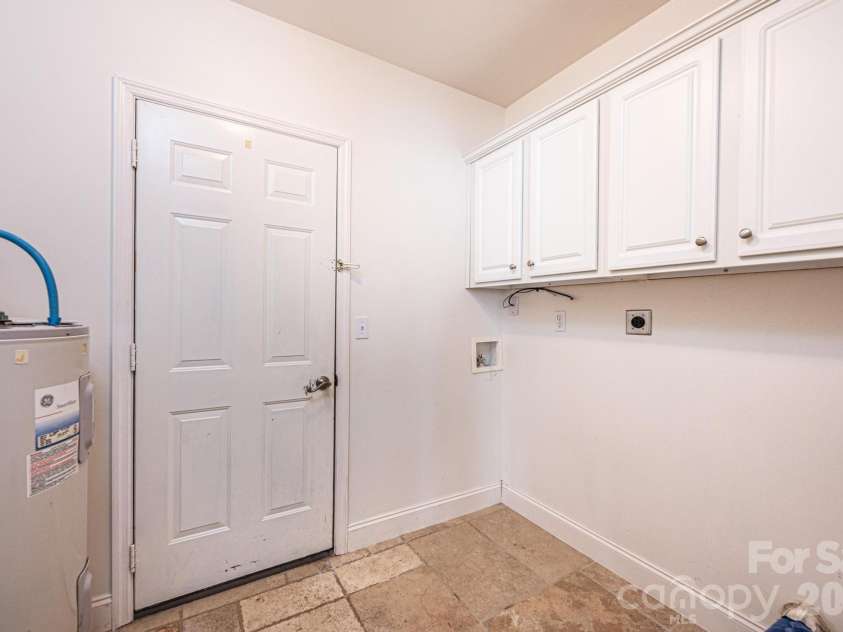 1825 Plaza Drive, Hickory, NC 28602.  MLS# CAR4337733, YatesRealty ID 8069. Laundry