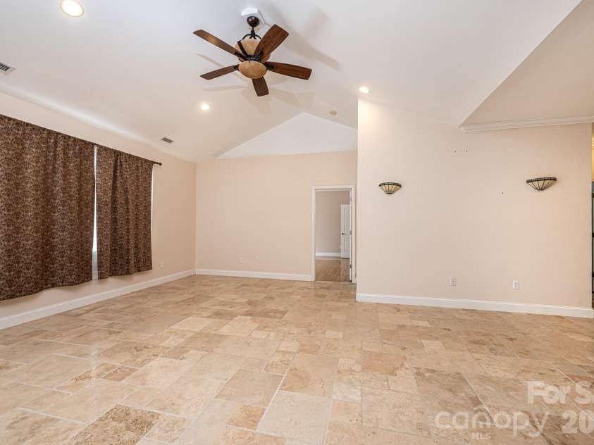 1825 Plaza Drive, Hickory, NC 28602.  MLS# CAR4337733, YatesRealty ID 8069. Living Room
