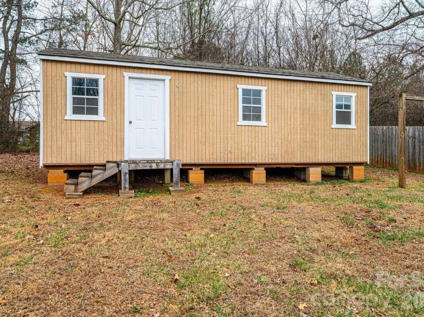 1825 Plaza Drive, Hickory, NC 28602.  MLS# CAR4337733, YatesRealty ID 8069. Storage Building
