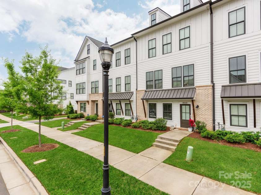 11939 Fiddlers Roof Lane, Charlotte, NC 28277.  MLS# CAR4243435, YatesRealty ID 8072. 