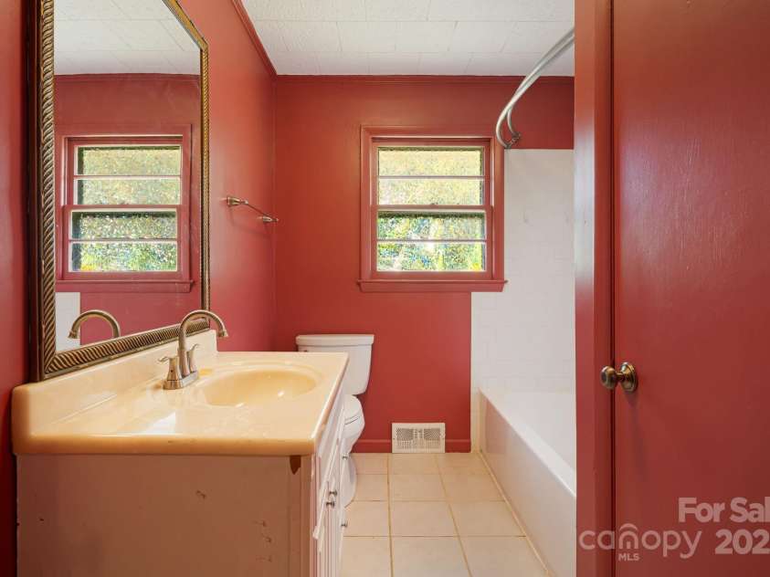 21 Duck Drive, Mars Hill, NC 28754.  MLS# CAR4316807, YatesRealty ID 8073. 