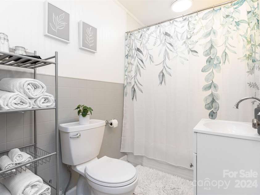 255 Chestnut Hill Road, Burnsville, NC 28714.  MLS# CAR4173831, YatesRealty ID 8073. Full Bathroom