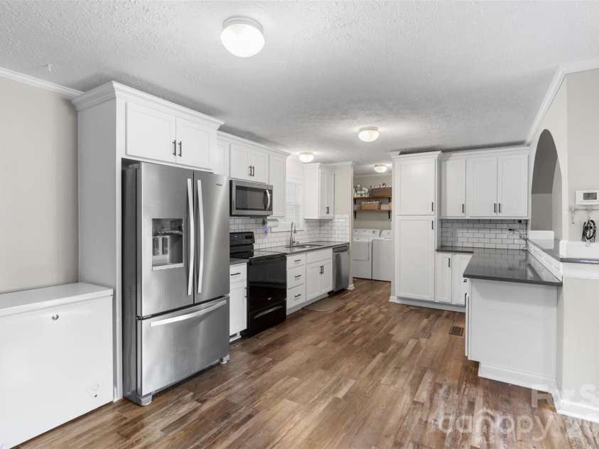 189 Panther Lane, Thomasville, NC 27360.  MLS# CAR4318131, YatesRealty ID 8074. Kitchen