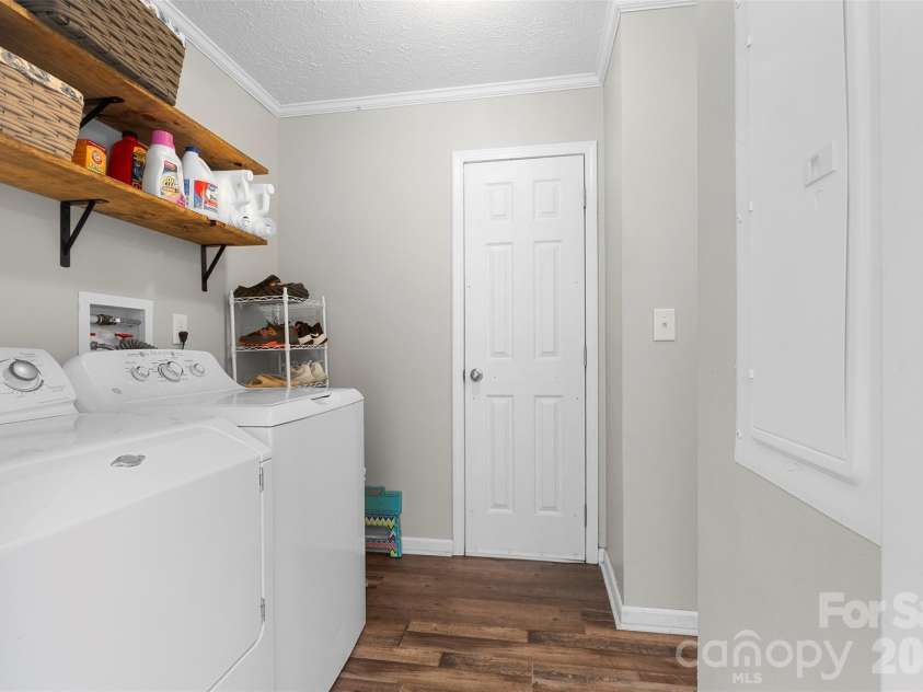 189 Panther Lane, Thomasville, NC 27360.  MLS# CAR4318131, YatesRealty ID 8074. Laundry Room