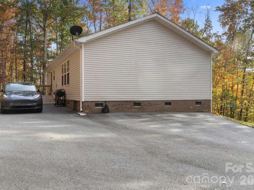 189 Panther Lane, Thomasville, NC 27360.  MLS# CAR4318131, YatesRealty ID 8074. Side View
