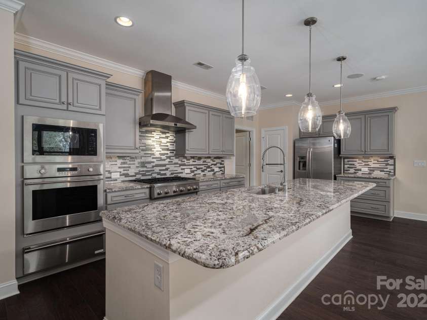 286 Hemlock Bluff Court, Denver, NC 28037.  MLS# CAR4249984, YatesRealty ID 8075. Gourmet kitchen w/up- graded cabs/appliances