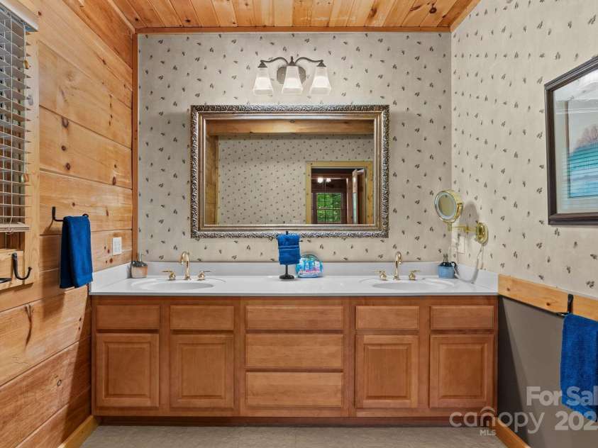 503 Jim Cochran Road, Franklin, NC 28734.  MLS# CAR4237214, YatesRealty ID 8076. 