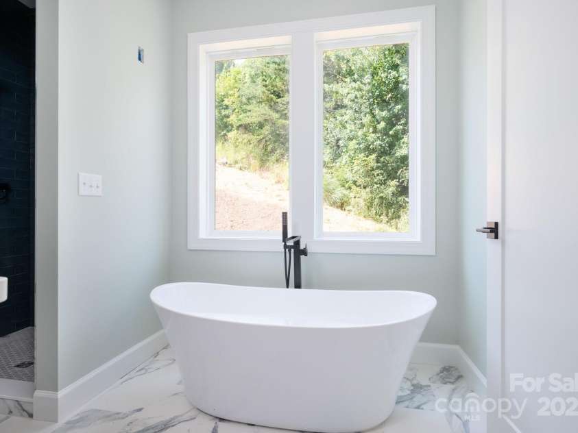 258 Whitfield Lane, Weaverville, NC 28787.  MLS# CAR4177778, YatesRealty ID 8079. Soaker Tub