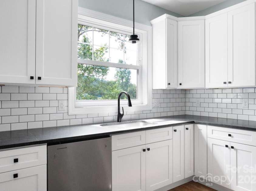 258 Whitfield Lane, Weaverville, NC 28787.  MLS# CAR4177778, YatesRealty ID 8079. Tiled Backsplash