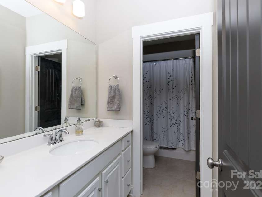 19034 Cypress Garden Drive, Davidson, NC 28036.  MLS# CAR4247262, YatesRealty ID 8080. Primary Bath