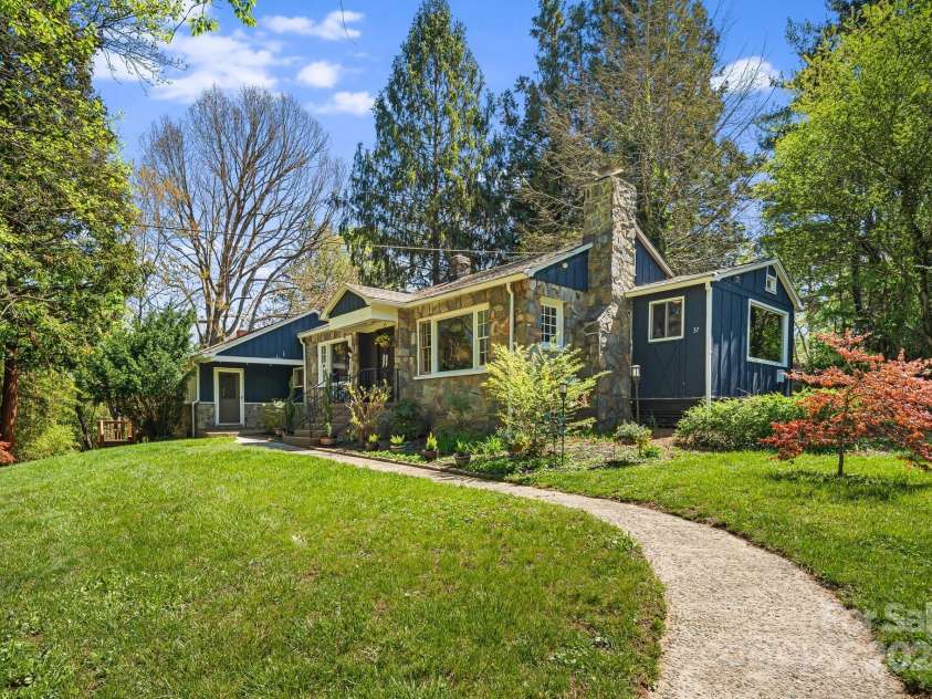 37 Plymouth Circle, Asheville, NC 28803.  MLS# CAR4219708, YatesRealty ID 8081. 