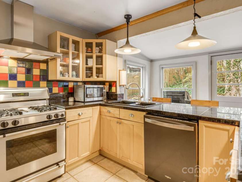 37 Plymouth Circle, Asheville, NC 28803.  MLS# CAR4219708, YatesRealty ID 8081. 