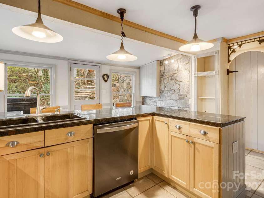 37 Plymouth Circle, Asheville, NC 28803.  MLS# CAR4219708, YatesRealty ID 8081. 