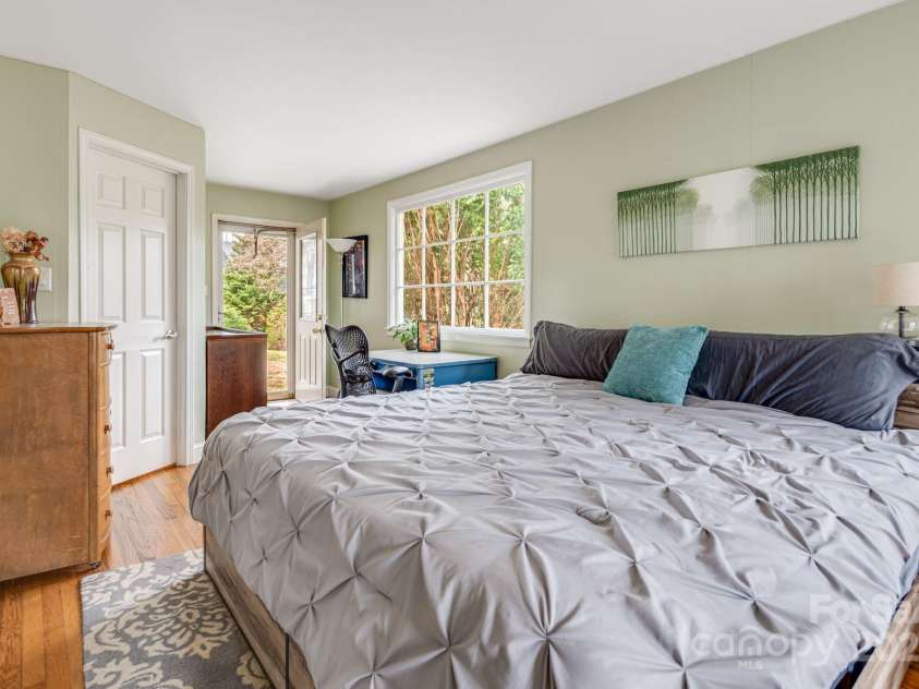 37 Plymouth Circle, Asheville, NC 28803.  MLS# CAR4219708, YatesRealty ID 8081. 