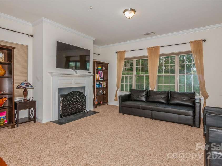 16718 Dolcetto Way, Charlotte, NC 28277.  MLS# CAR4208560, YatesRealty ID 8084. Living Room