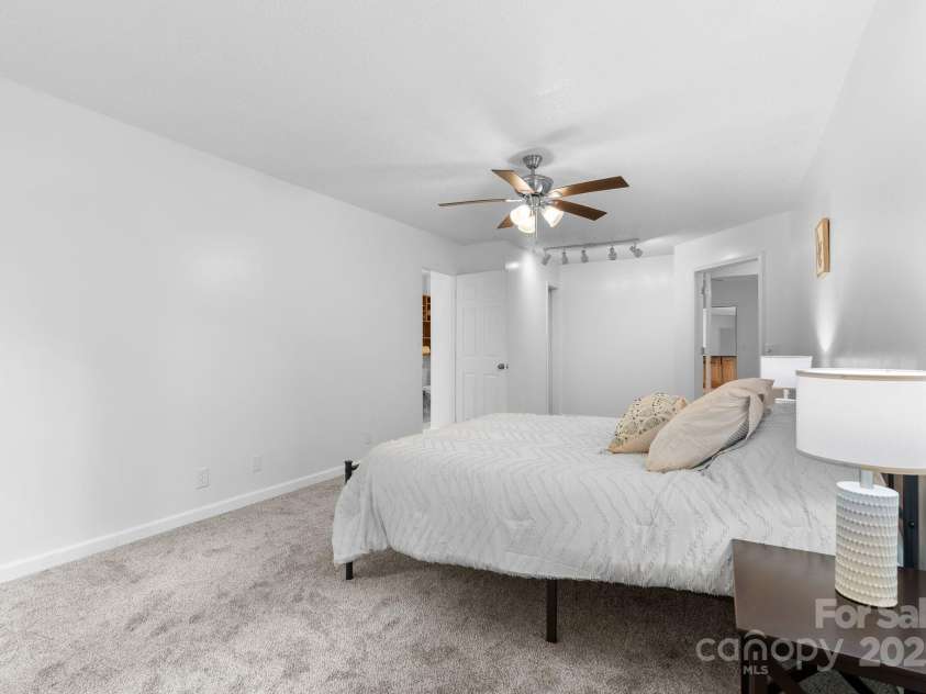 85 Carolina Lane, Burnsville, NC 28714.  MLS# CAR4300413, YatesRealty ID 8085. 