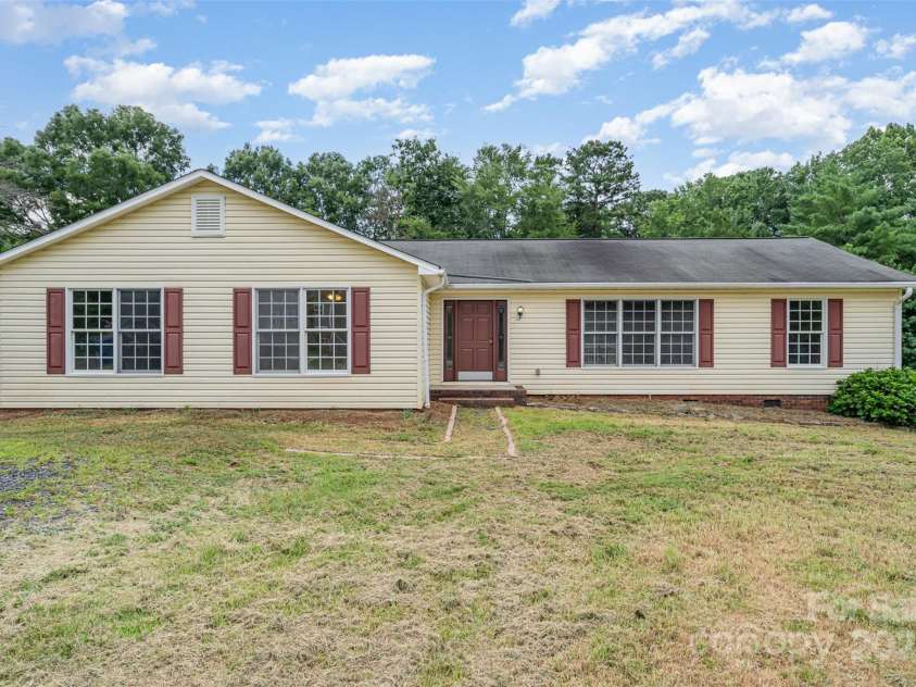 8885 Brandon Circle, Concord, NC 28025.  MLS# CAR4282737, YatesRealty ID 8093. 