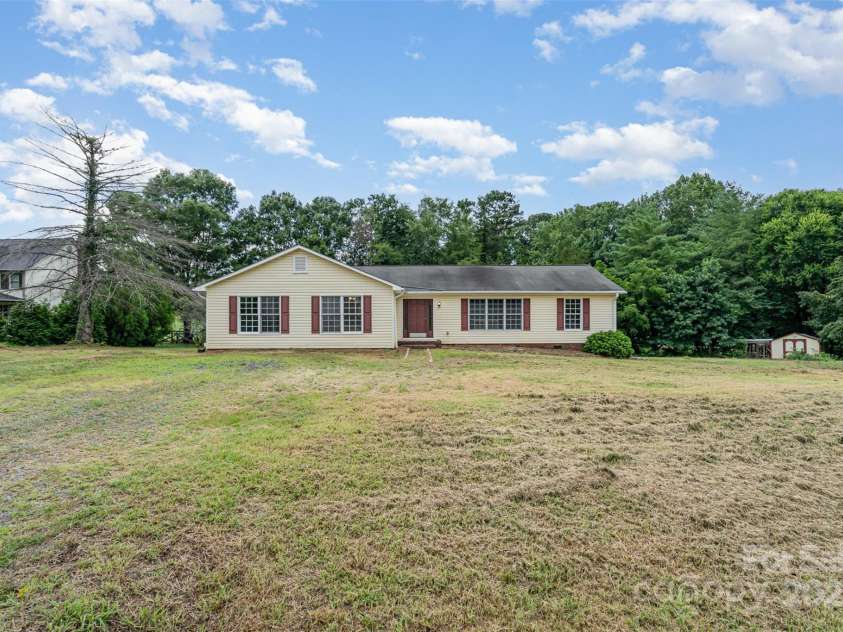 8885 Brandon Circle, Concord, NC 28025.  MLS# CAR4282737, YatesRealty ID 8093. 