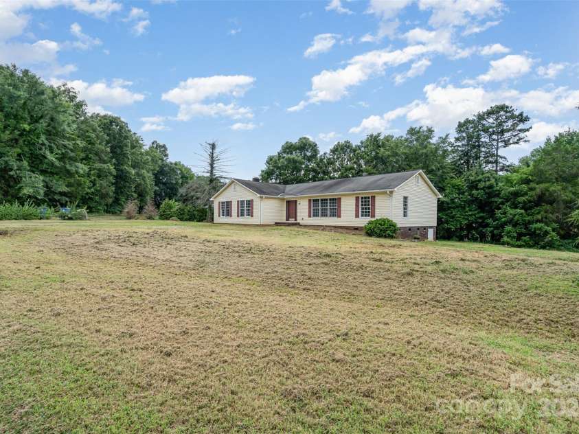 8885 Brandon Circle, Concord, NC 28025.  MLS# CAR4282737, YatesRealty ID 8093. 