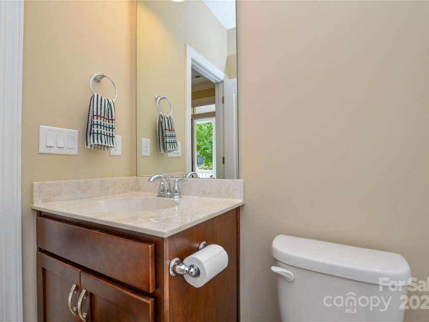 11607 Meetinghouse Drive, Cornelius, NC 28031.  MLS# CAR4264013, YatesRealty ID 81. 2nd full bath