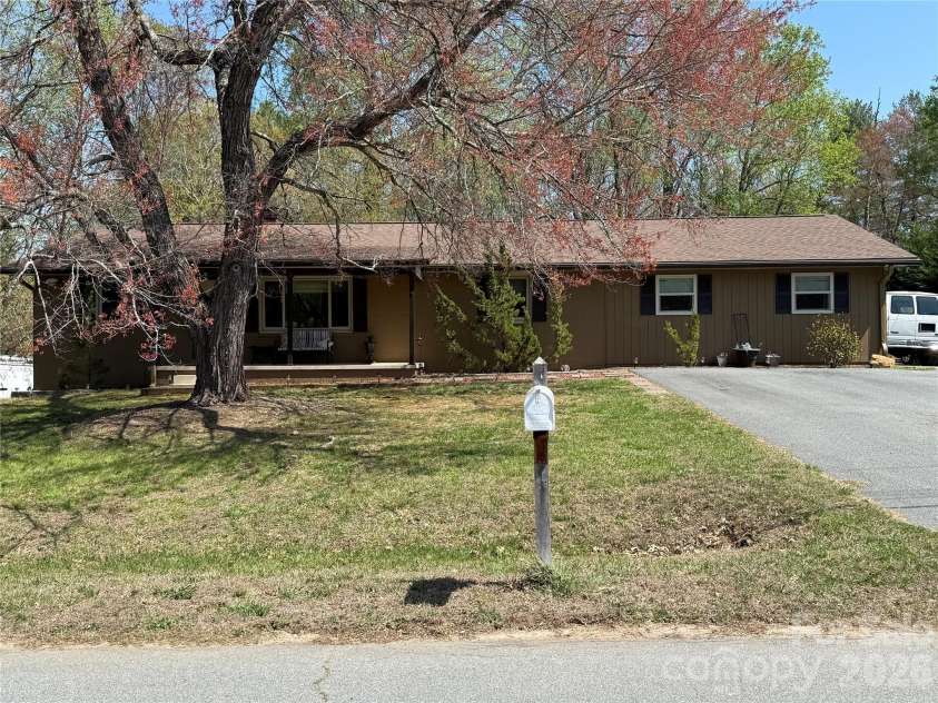 3309 40th Avenue Place, Hickory, NC 28601.  MLS# CAR4364817, YatesRealty ID 8102. 