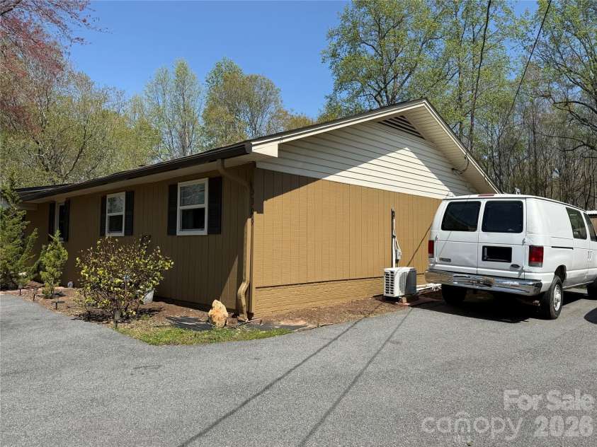 3309 40th Avenue Place, Hickory, NC 28601.  MLS# CAR4364817, YatesRealty ID 8102. 