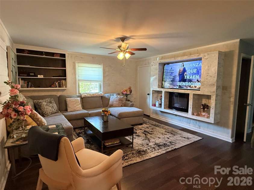 3309 40th Avenue Place, Hickory, NC 28601.  MLS# CAR4364817, YatesRealty ID 8102. 