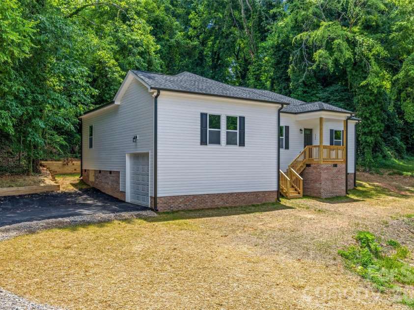343 Oak Street, York, SC 29745.  MLS# CAR4364078, YatesRealty ID 8103. 1-Car Garage