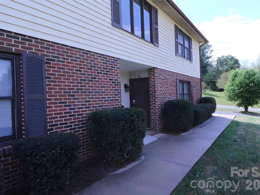 525 12th Street, Hickory, NC 28602.  MLS# CAR4365880, YatesRealty ID 8106. 