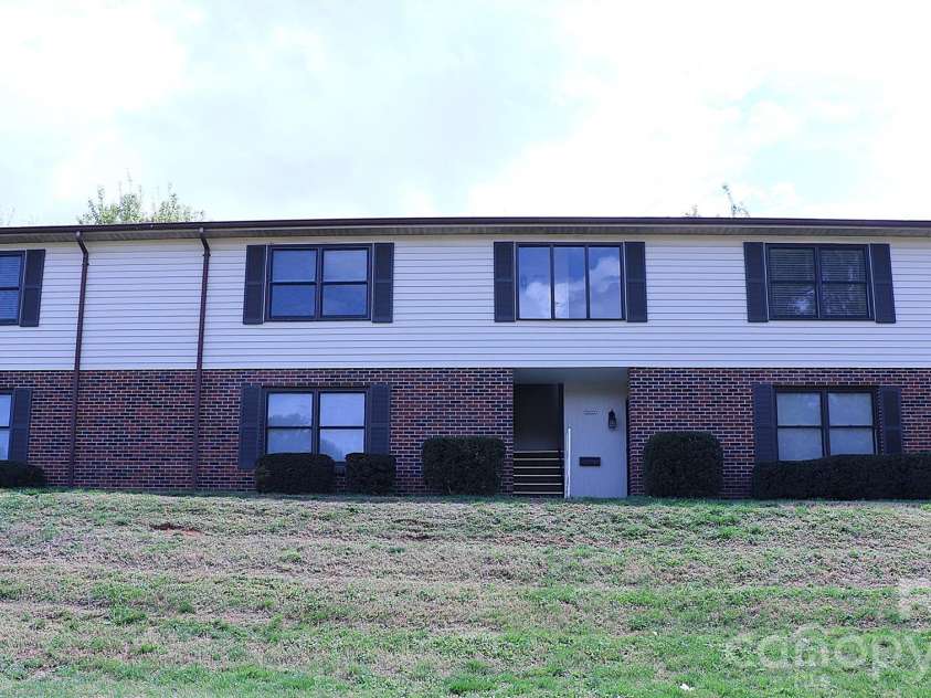 525 12th Street, Hickory, NC 28602.  MLS# CAR4365880, YatesRealty ID 8106. 