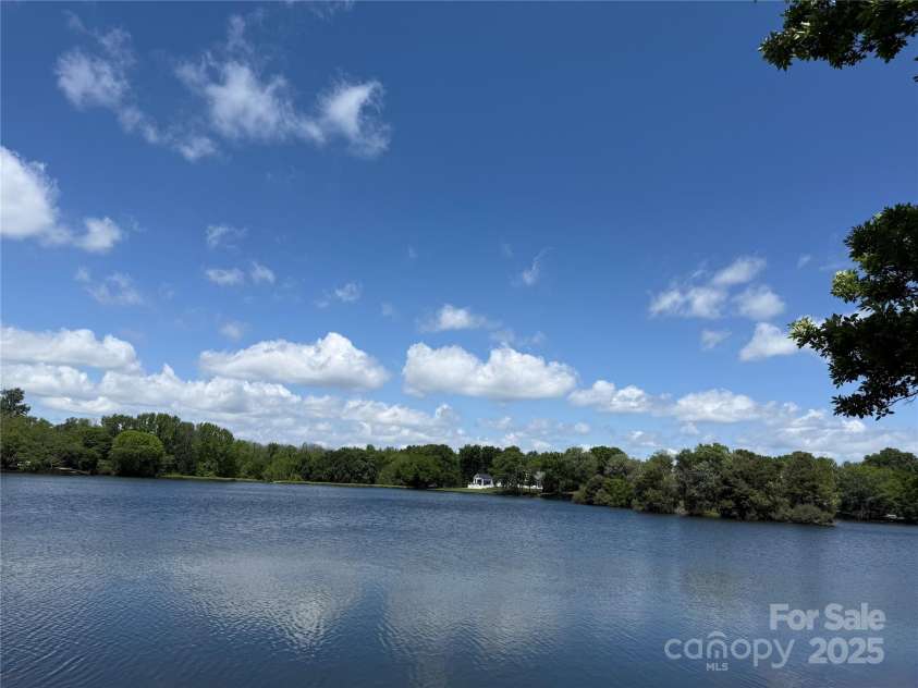 8623 Tullamore Park Circle, Charlotte, NC 28226.  MLS# CAR4242988, YatesRealty ID 8107. Beautiful Lake Challis