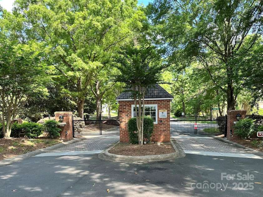 8623 Tullamore Park Circle, Charlotte, NC 28226.  MLS# CAR4242988, YatesRealty ID 8107. Gated Entry to Challis Farm