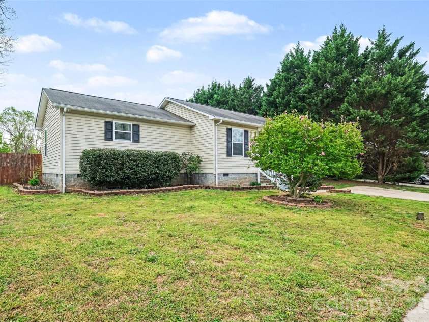 2519 Saluda Drive, Gastonia, NC 28054.  MLS# CAR4363501, YatesRealty ID 8114. 