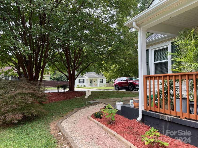3329 Draper Avenue, Charlotte, NC 28205.  MLS# CAR4177699, YatesRealty ID 812. Front Porch/Yard