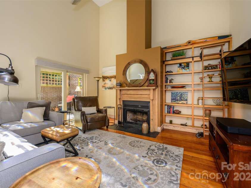 217 8th Street, Charlotte, NC 28202.  MLS# CAR4248555, YatesRealty ID 8120. 