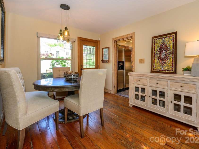 217 8th Street, Charlotte, NC 28202.  MLS# CAR4248555, YatesRealty ID 8120. 