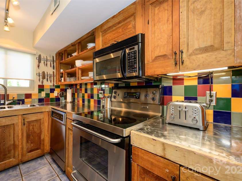 217 8th Street, Charlotte, NC 28202.  MLS# CAR4248555, YatesRealty ID 8120. 