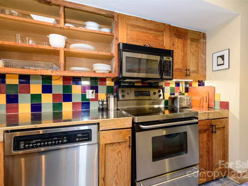 217 8th Street, Charlotte, NC 28202.  MLS# CAR4248555, YatesRealty ID 8120. 