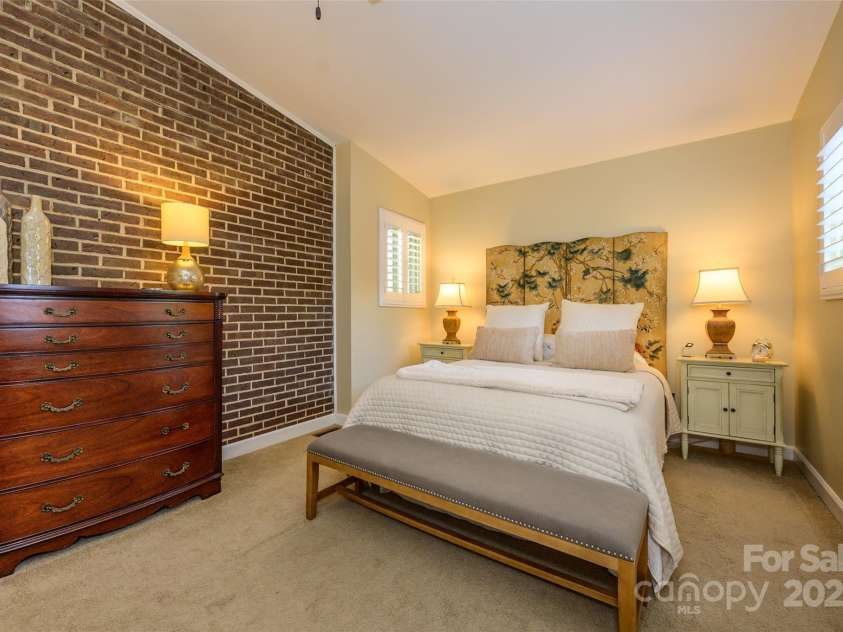 217 8th Street, Charlotte, NC 28202.  MLS# CAR4248555, YatesRealty ID 8120. 