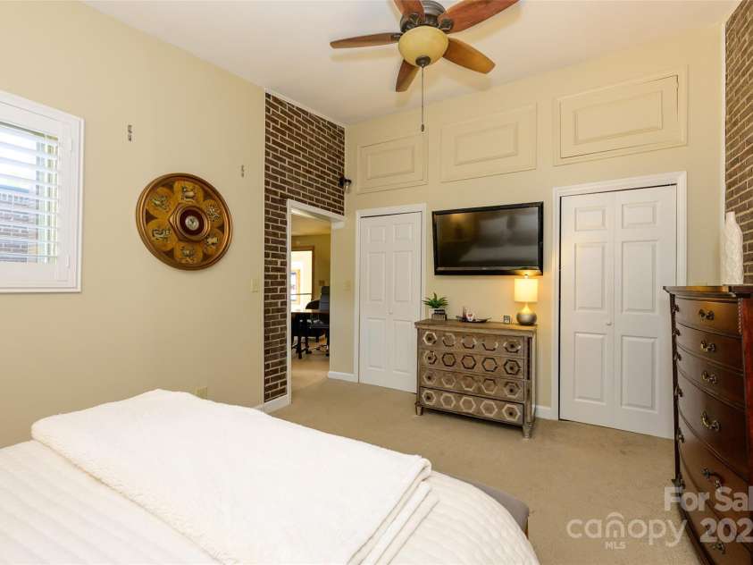 217 8th Street, Charlotte, NC 28202.  MLS# CAR4248555, YatesRealty ID 8120. 