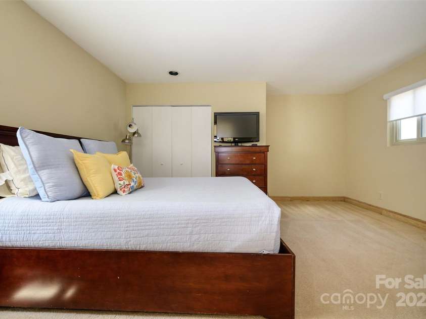 217 8th Street, Charlotte, NC 28202.  MLS# CAR4248555, YatesRealty ID 8120. 