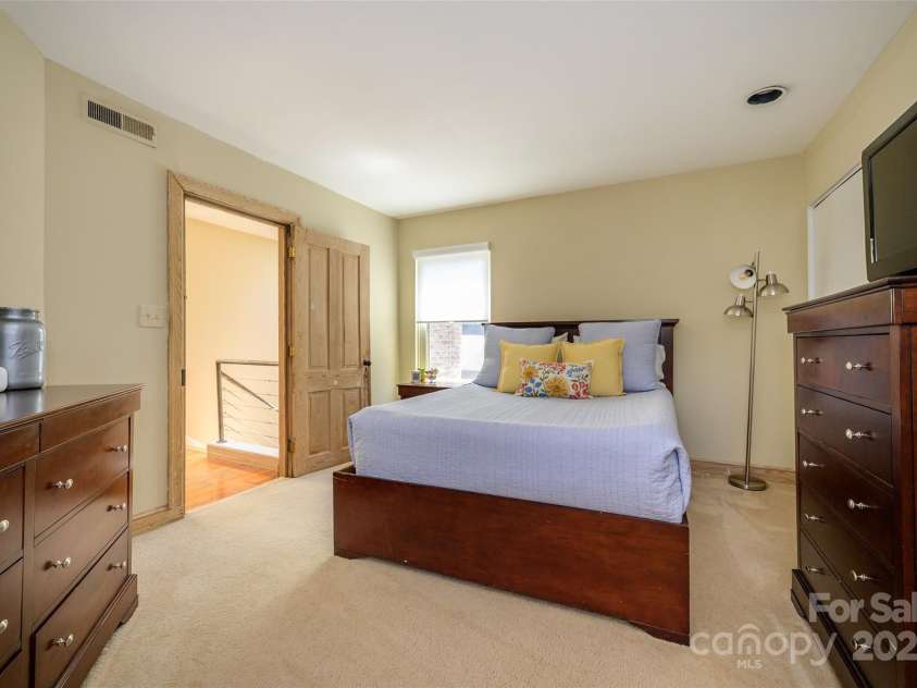 217 8th Street, Charlotte, NC 28202.  MLS# CAR4248555, YatesRealty ID 8120. 