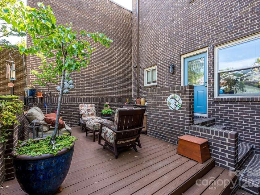 217 8th Street, Charlotte, NC 28202.  MLS# CAR4248555, YatesRealty ID 8120. 